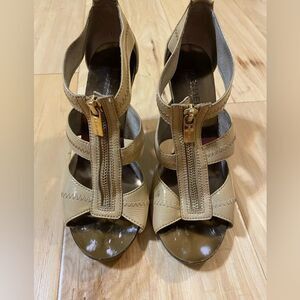Michael Kors Berkeley T strap patent beige sandal in size 6.5